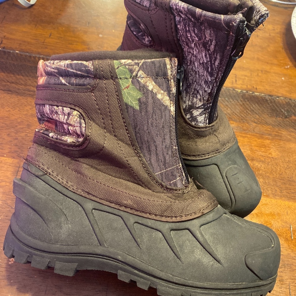 Kids Snow Boots like new Size 4 camo